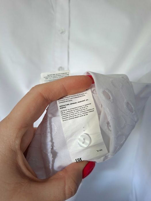 Biała elegancka koszula z ażurowym wzorem