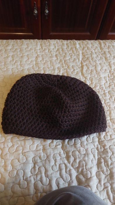 Gorro castanho feito à mão
