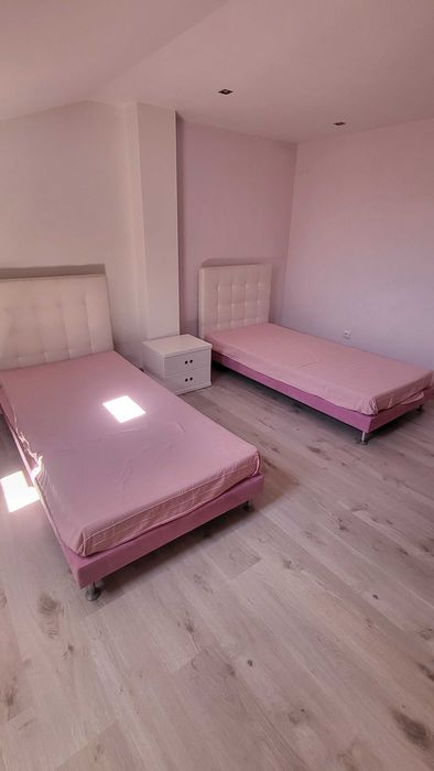 Cama de solteiro em veludo