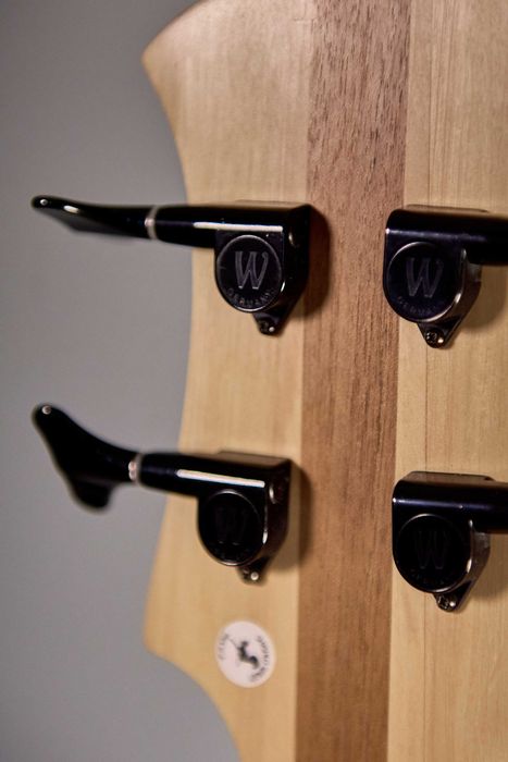 Бас гитара ручної роботи