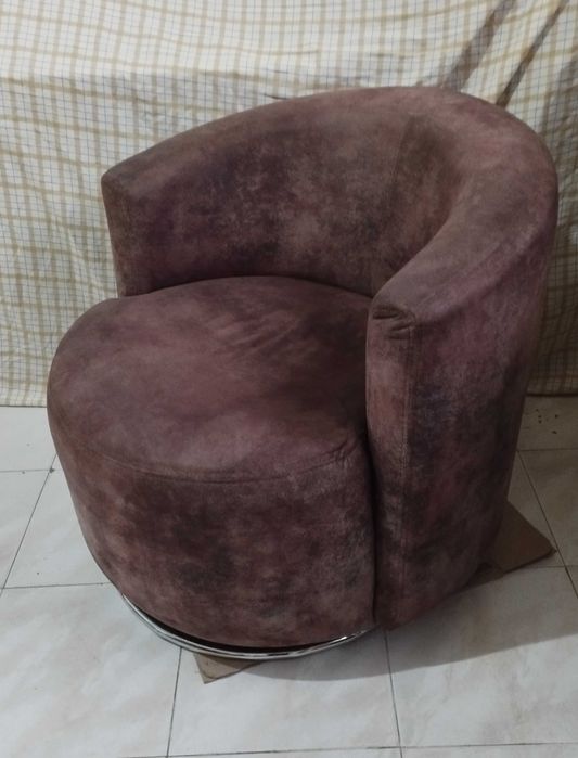 Sofá individual da prestigiada marca ANARIC, modelo JANO