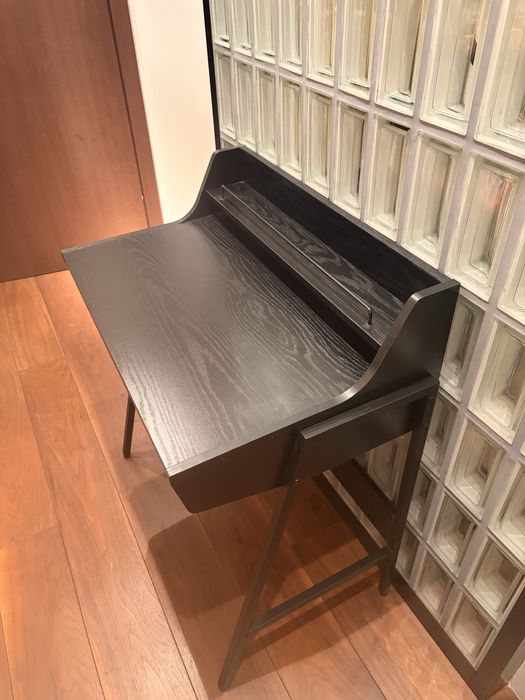 Biurko Borr z szufladami