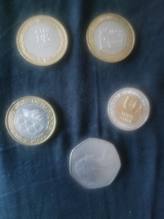 Várias moedas de escudo portuguesa