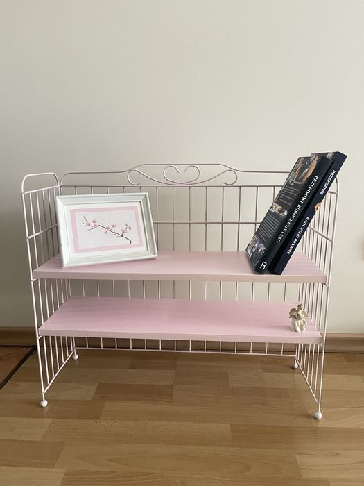 Różowa metalowa półka na książki Ikea falkhojden