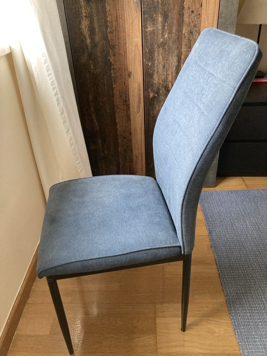 Cadeira azul, com pés pretos