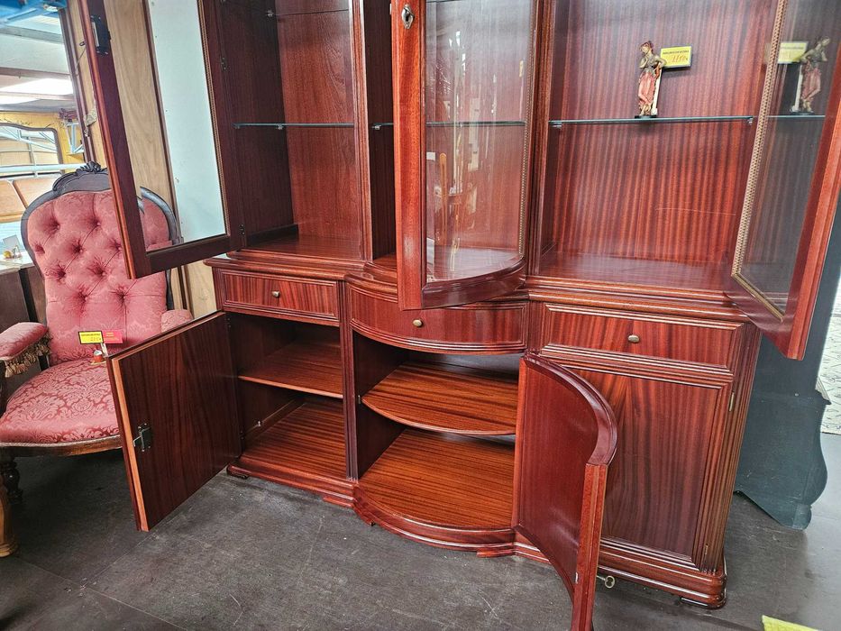 Excelente móvel em madeira maciça para sala ou escrit