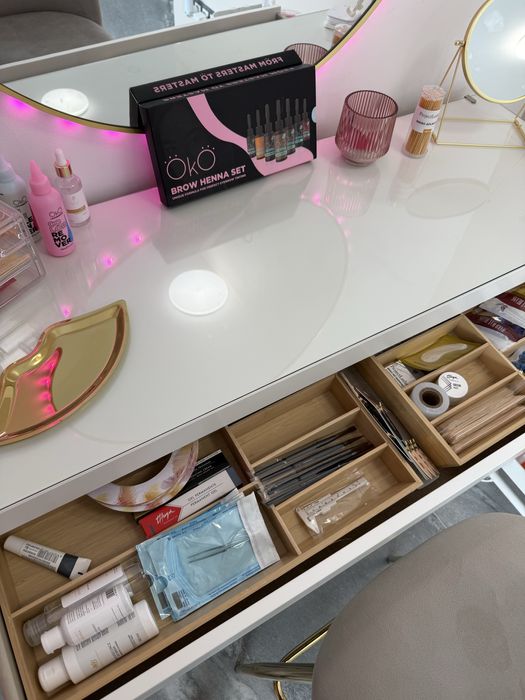 Meble dla stylistki toaletka stanowisko do brwi rzes makijazu