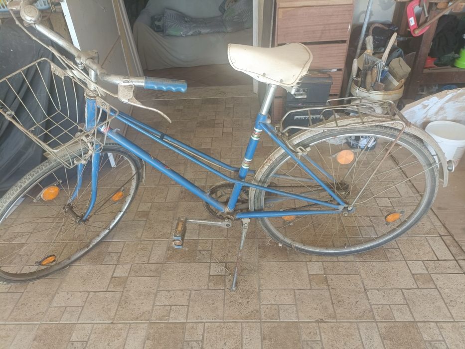 Bicicleta antiga com cesto