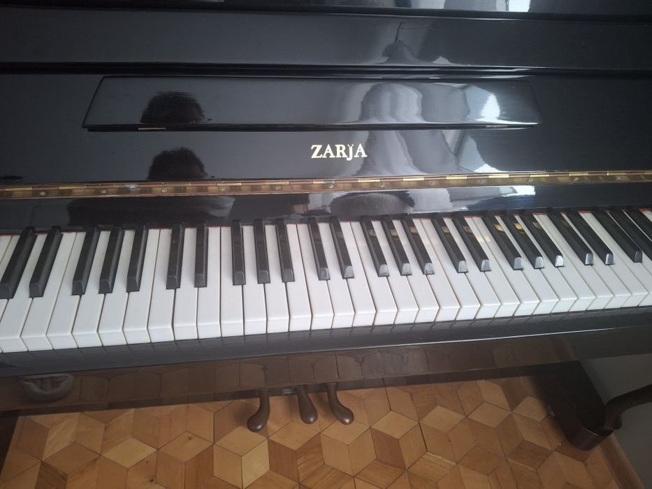 Pianino Zarja z pełną metalową płytą  (żeliwną)