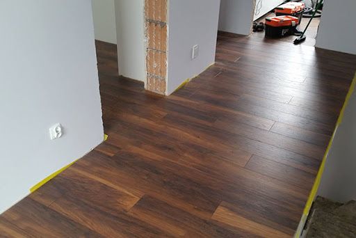 Układanie montaż paneli podłogowych deski barlineckiej, malowanie.