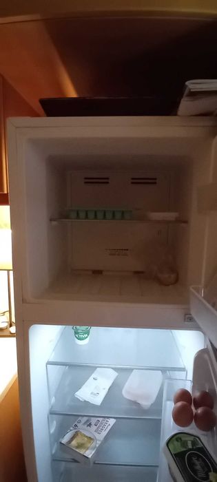 Frigorífico BECKEN BDD5394 WH, sem gelo, 167.6 cm, 246 L, bom estado