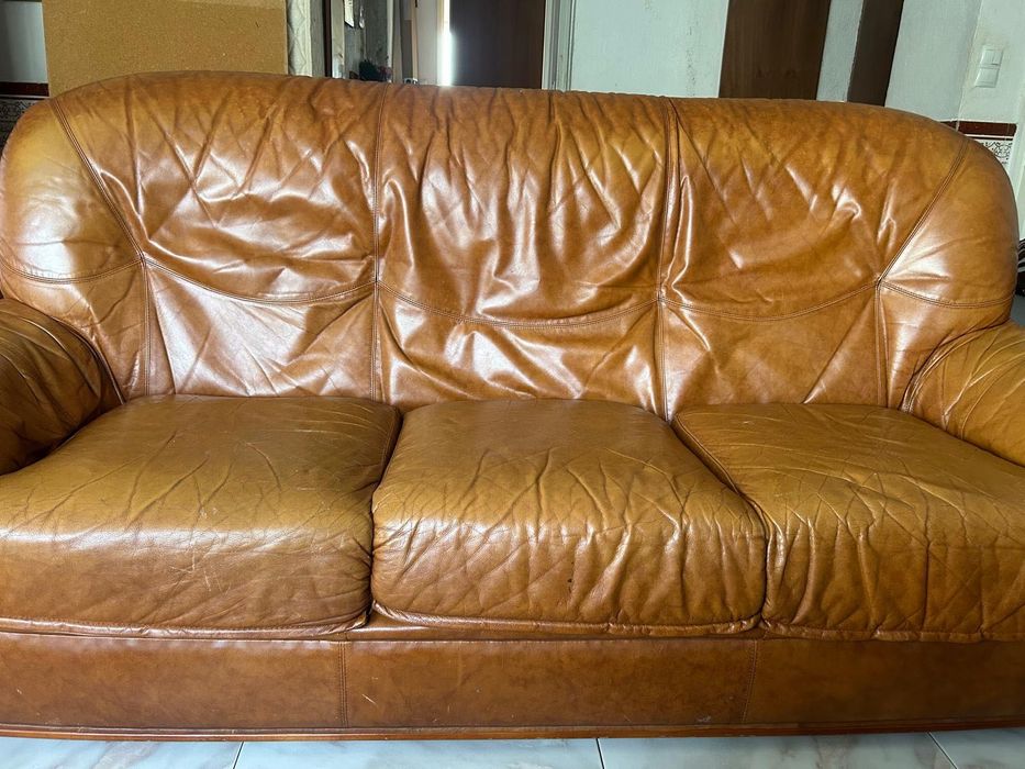 Sofá de pele castanho