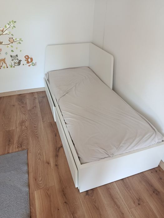 Cama individual IKEA com gavetas