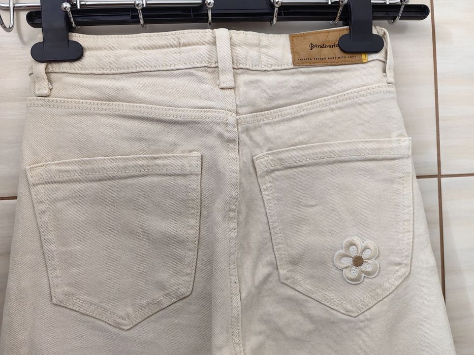 Kremowe mom jeans jeansy Stradivarius 34