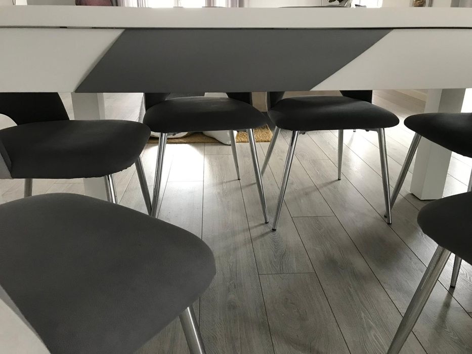 Mesa e cadeiras de sala de jantar