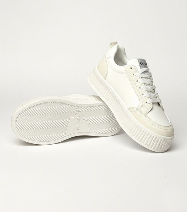 Białe sneakersy na platformie Solange