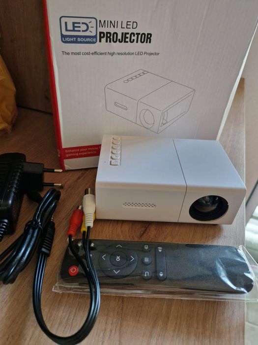 Projector portátil inteligente. Projector de cinema. Novo