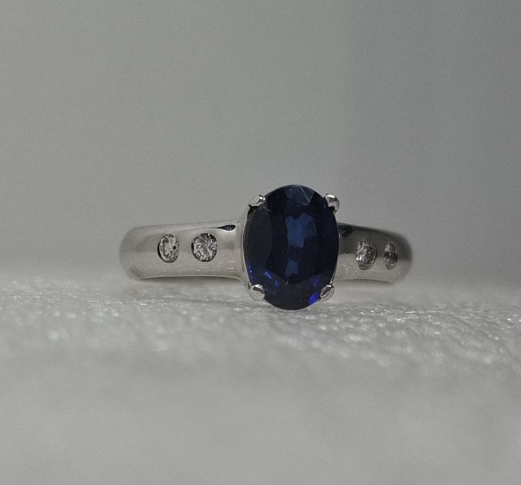 Каблучка з діамантами і сапфіром, 585 проба