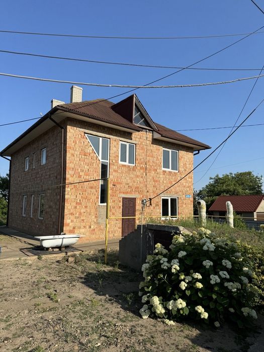 Продається будинок ( р-н Роша) з гарною ділянкою