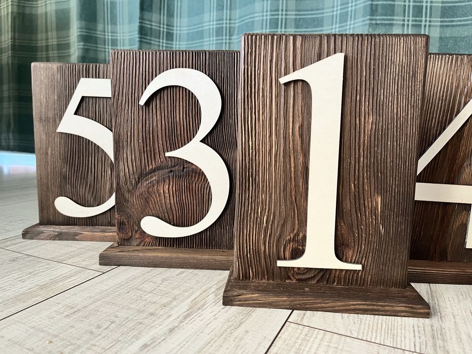Drewniane tabliczki numery na stoły