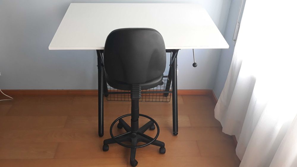 Estirador (cadeira não está à venda)