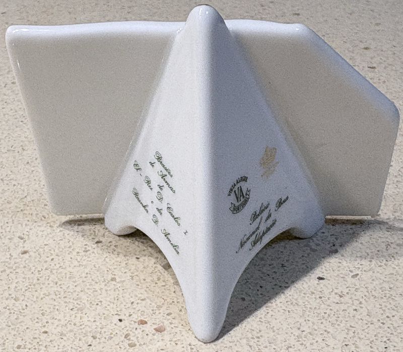 Lindo marcador de lugar em porcelana Vista Alegre brasonado e marcado