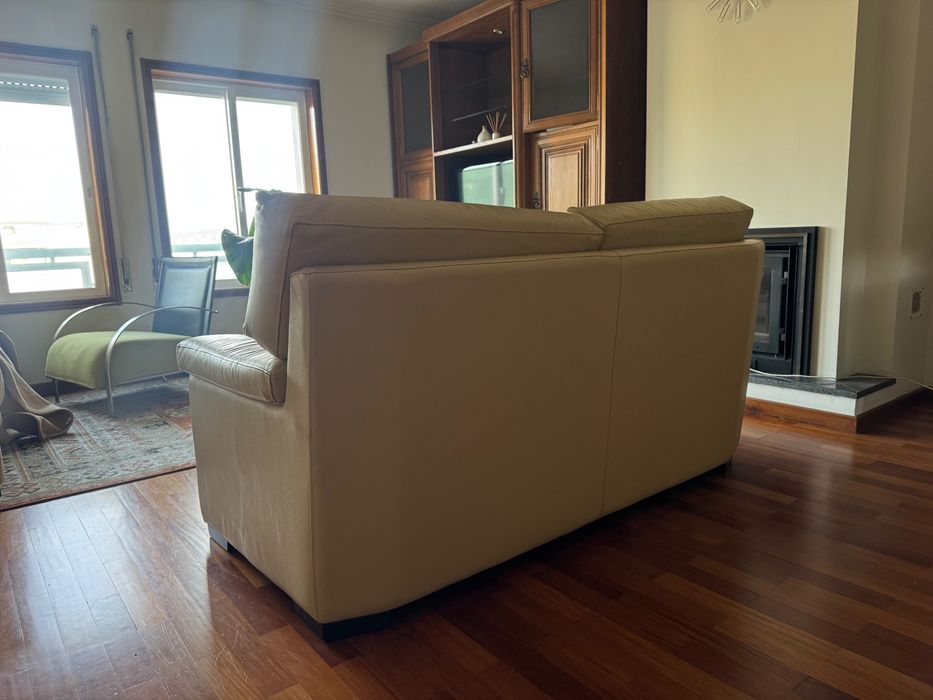 2 sofás em pele bege - excelente estado e muito confortáveis