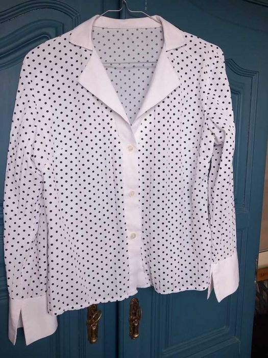 Blusa branca com pintinhas pretas