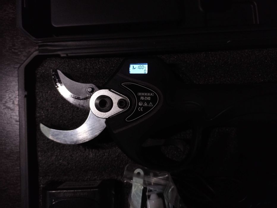 (15%) Tesoura de Poda 21V 4Ah, 2bat, 1050W OMEGA