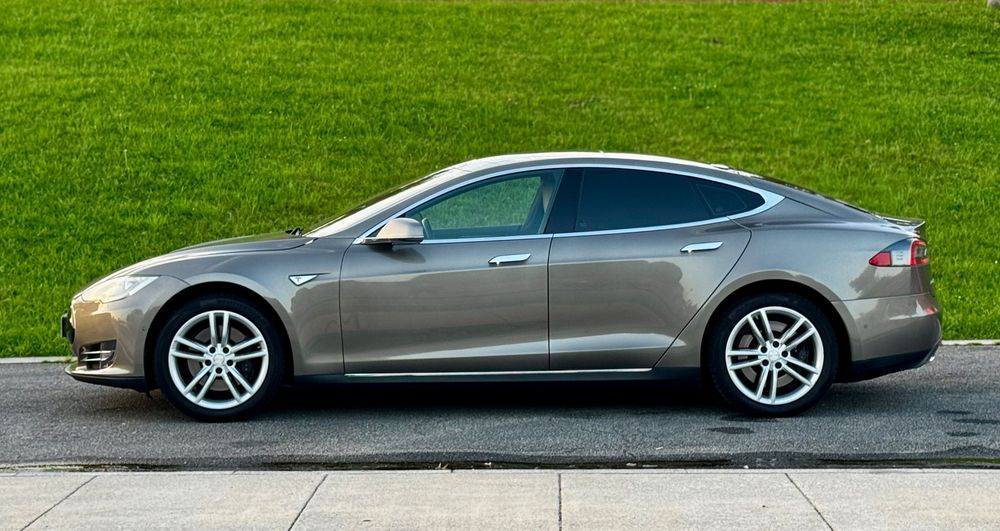 Tesla Model S 85
