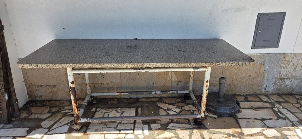 Mesa de trabalho com tampo em granito pedras salgadas