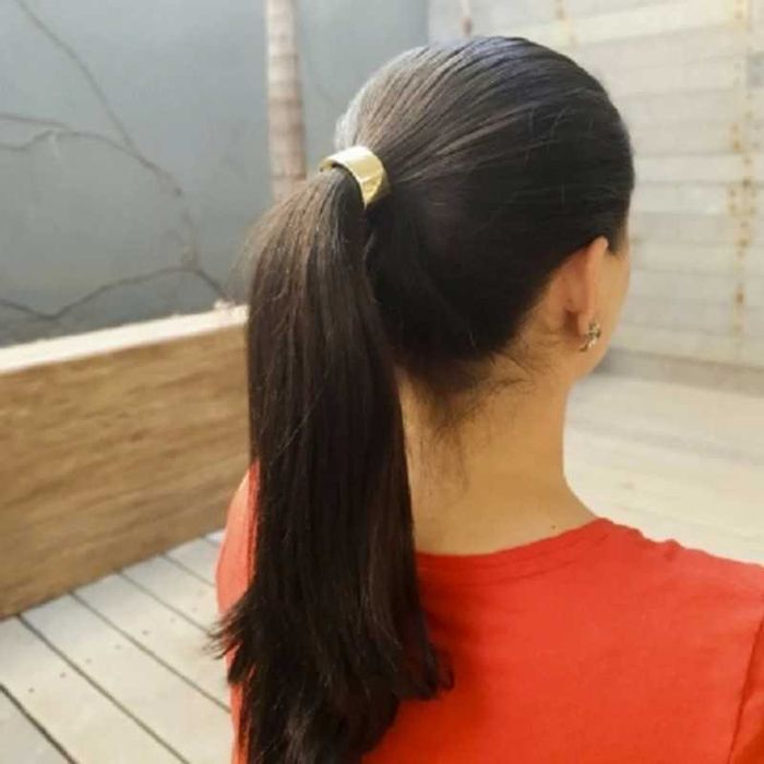 Elástico com adereço de metal prateado