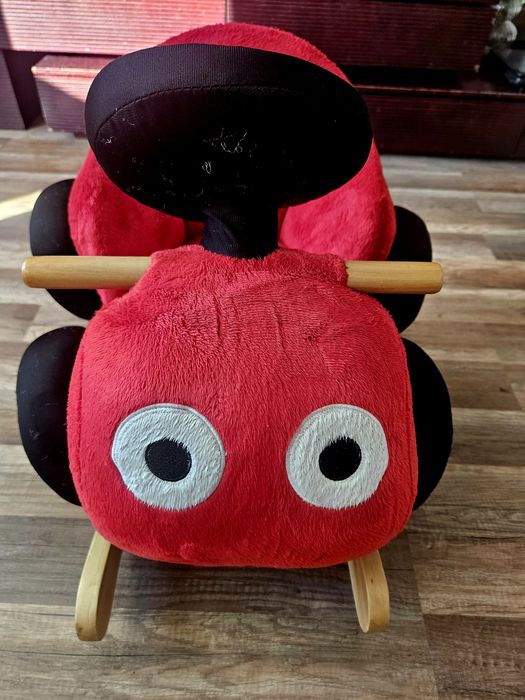 Samochód na biegunach czerwony.