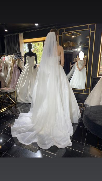 Весільна сукні зі шлейфом