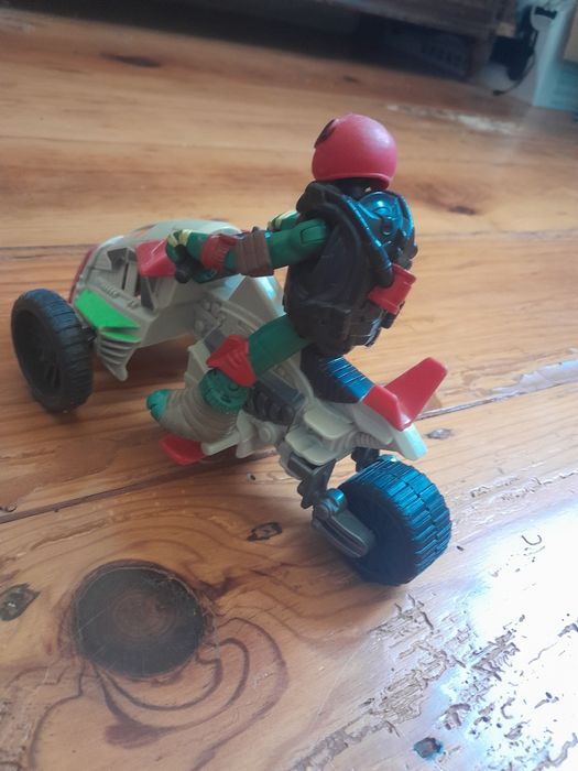 Tartarugas ninjas com mota voadora e vilão