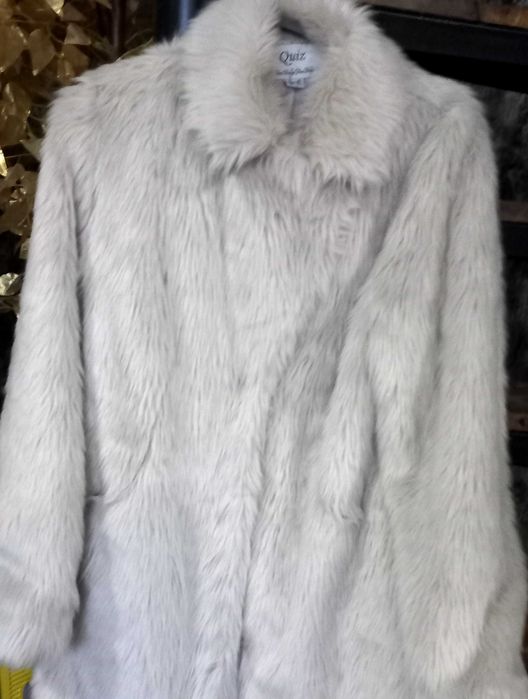 Шубка із штучного хутра.