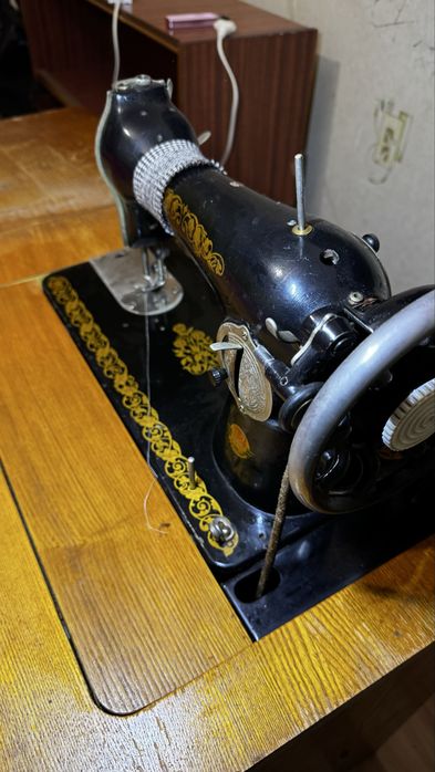 Отдам бесплатно подольскую швейную машинку с тумбой