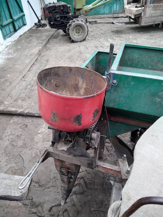 Сажалка з плугом