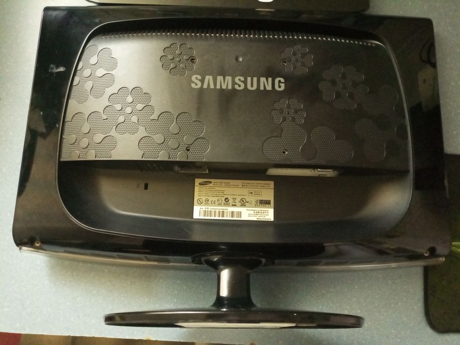 Комп'ютер та монітор для дому або офісу