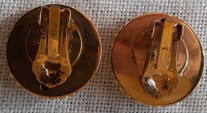 Brincos redondos banhados a dourado com cristais