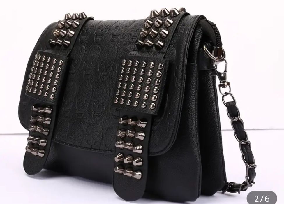 Сумка з черепами та шипами