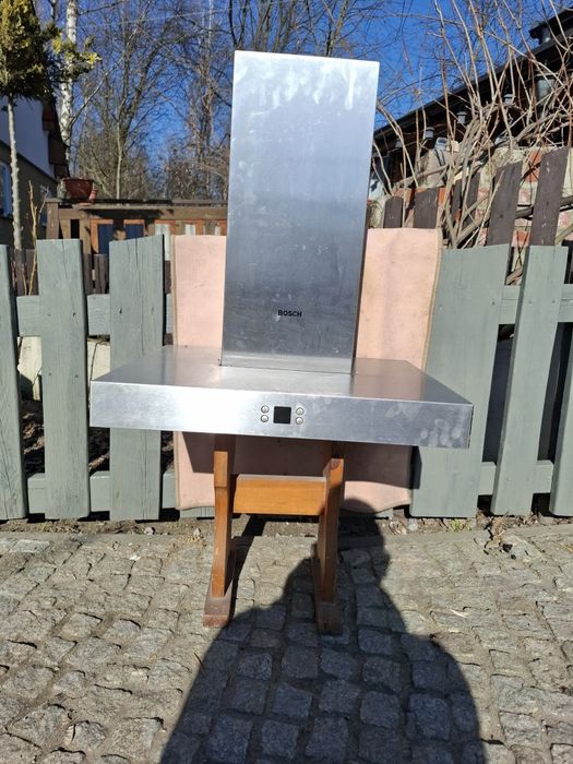 Okap Bosch DKE645E i parapet okienny