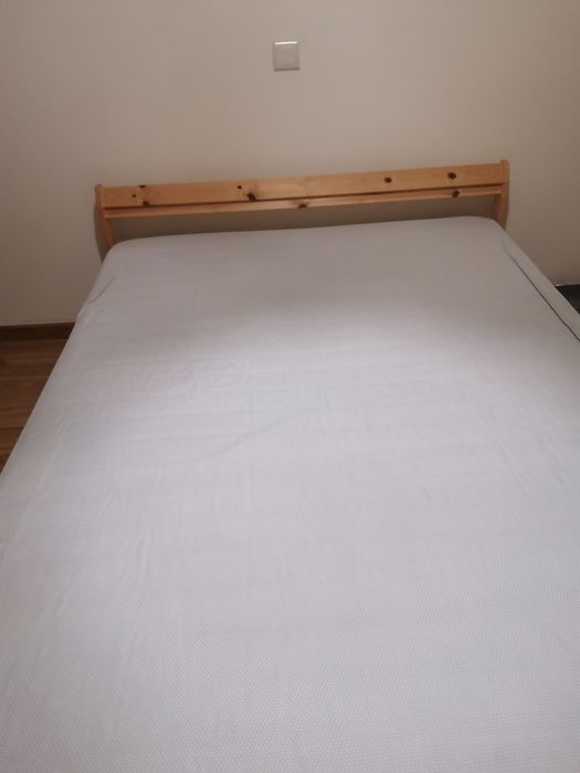 Cama de madeira nova