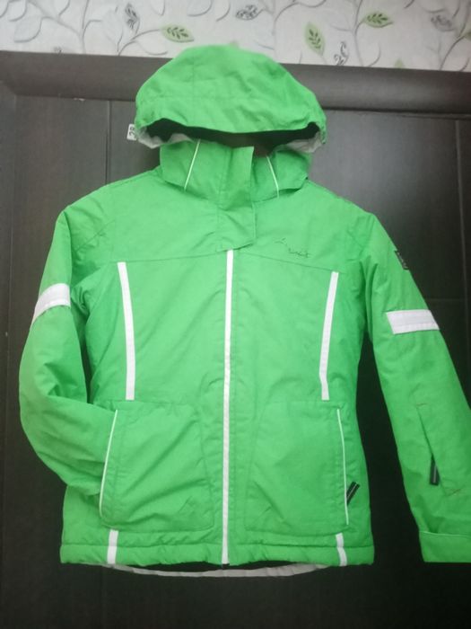 Продам куртку на девочку р.122-128.