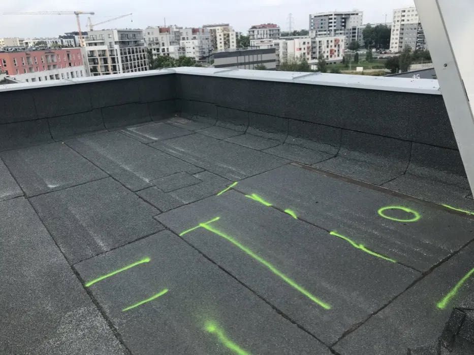 Wykrywanie nieszczelności dachów płaskich wykonanych z papy i membrany