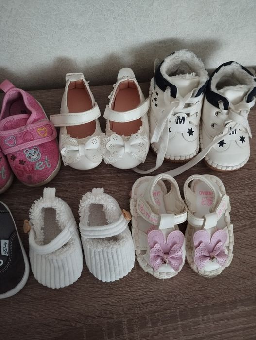 Взуття дитяче дівчинка босоніжки, туфлі, тапочки.