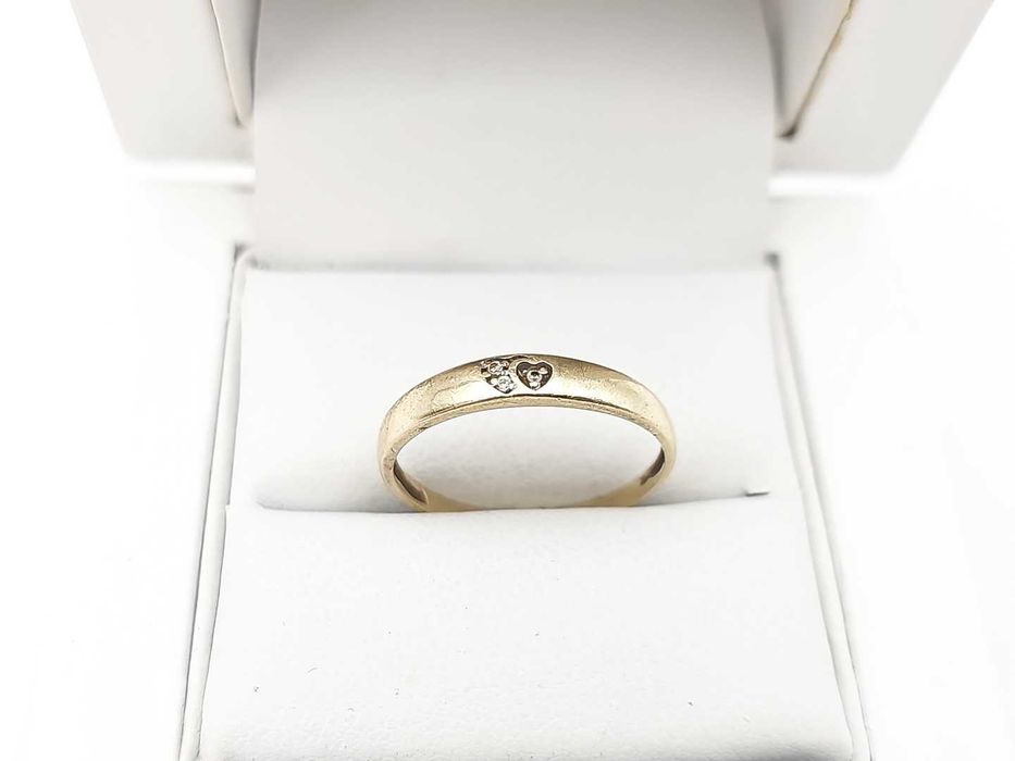 Delikatny złoty pierścionek 333 R. 16
