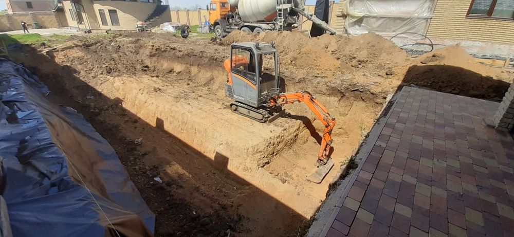 Мини экскаватор копка траншей, славных ям и т.д