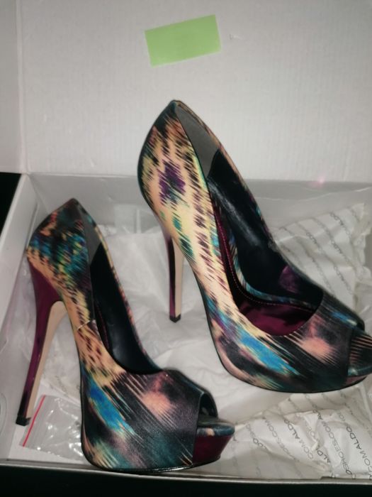 Sapatos estampados Aldo novos n35