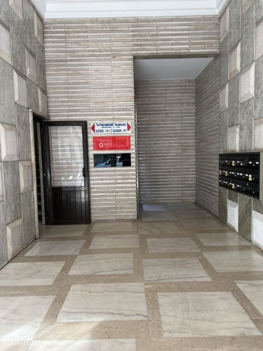 Arrendamento de espaço comercial T5 na Avenida Almirante Reis, 106